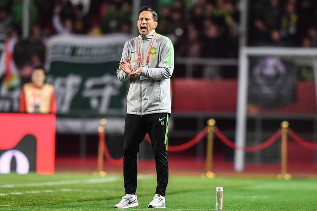 巴黎vs拜仁球迷挂出横幅：滚蛋，财阀纳赛尔！