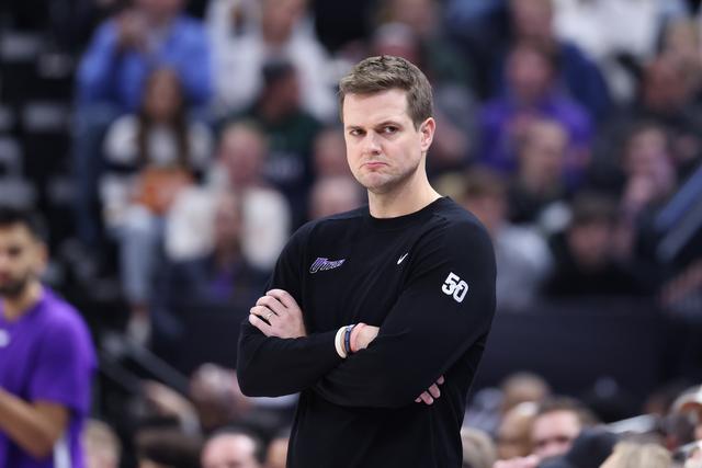 斯诺克世锦赛：中国双星16强战继续 赵心童两局领先丁俊晖